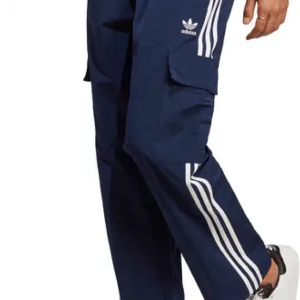 NWT Men's Adidas ADICOLOR CLASSICS 3-STRIPES CARGO PANTS Size Medium FIFA 2026